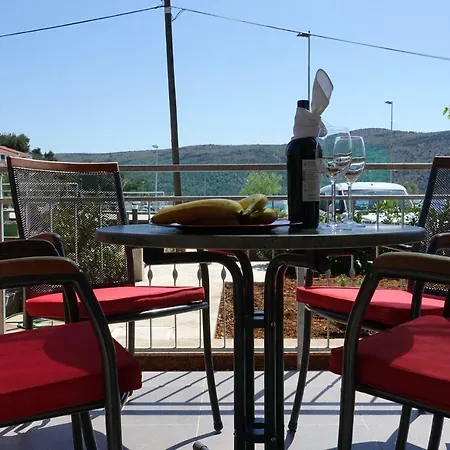 Obala Δωμάτια σε οικογενειακή κατοικία Poljica (Trogir)